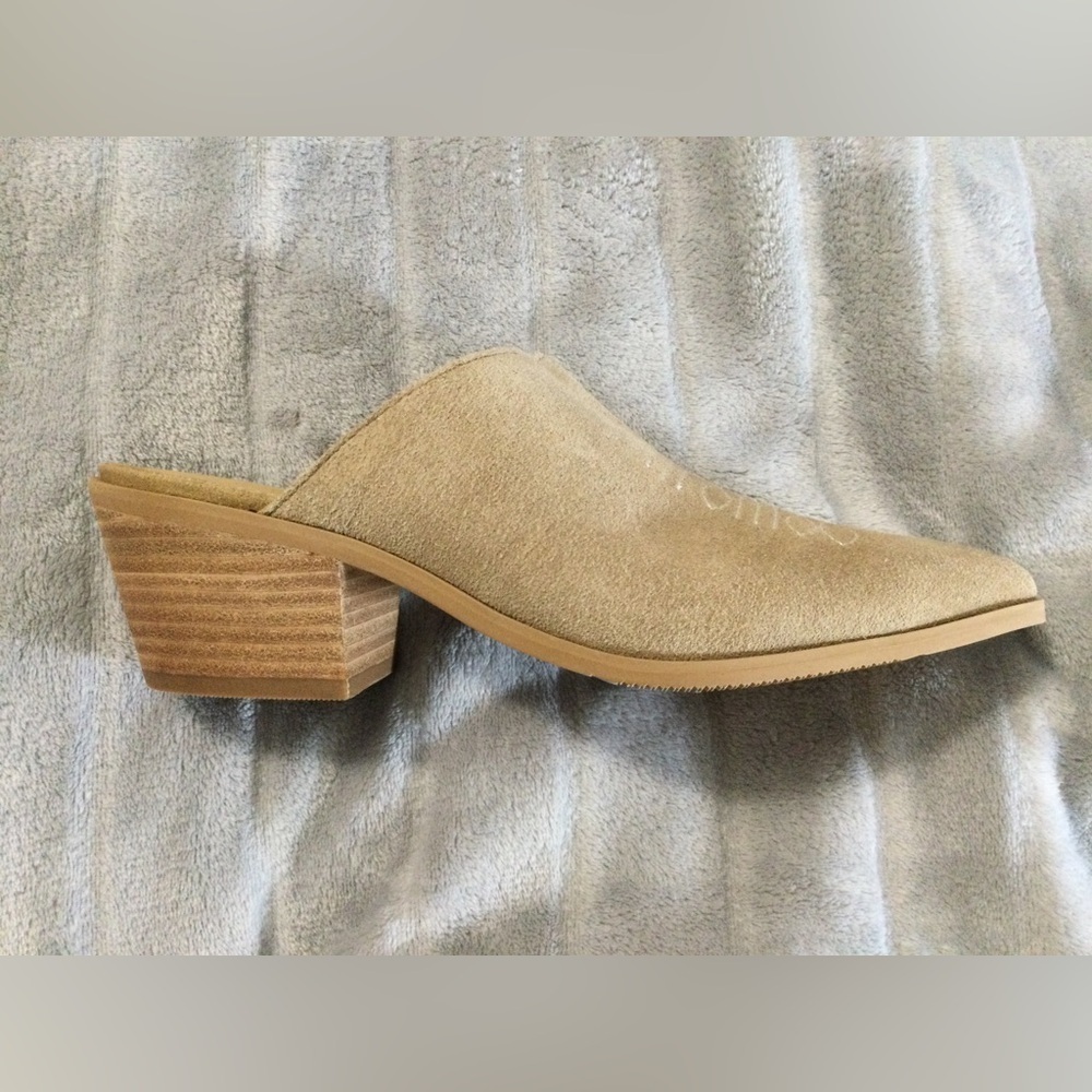 Lisa-Vivcky Women's Tan Suede Pointed Slip-On Mules - Picture 9 of 9